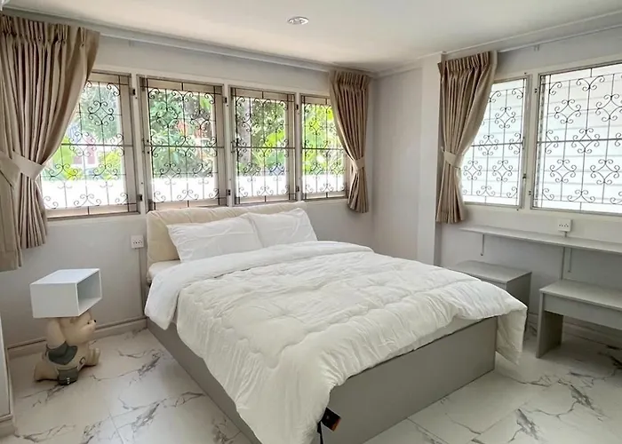 Holiday home 5 Beds Private Garden 452sqm Pet Relax *